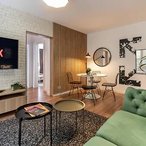 Downtown Retreat: Spacious 2-br By Unirii Square Apartment Bucharest
